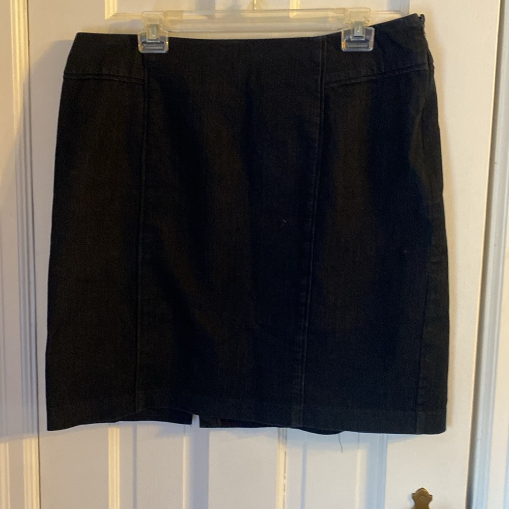 New York & Co Size 14 Denim fitted skirt. Side zipper.